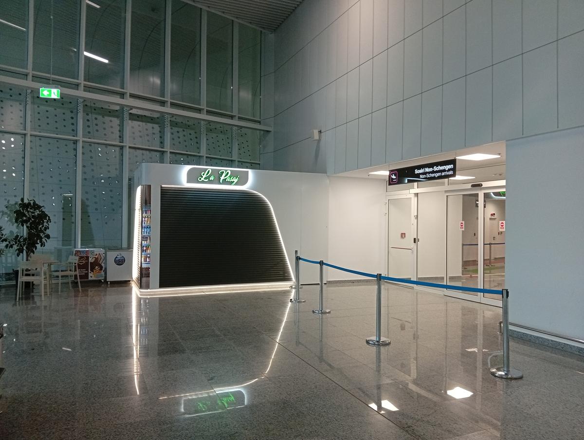 La Pasaj kiosk beside the non-Schengen arrivals door