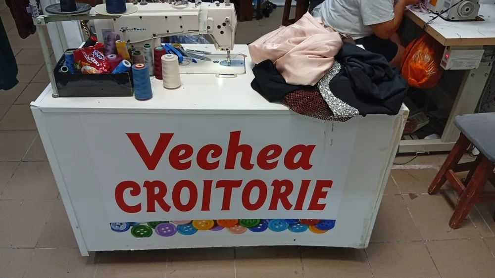 A croitorie counter — machine, threads and the work in hand