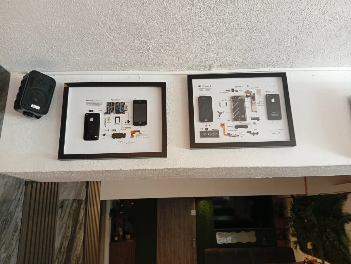The same two frames, the iPhone 3GS and the iPhone 4